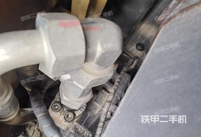 回轉馬達和主控閥(整機外觀) 回轉馬達和主控閥(整機外觀)