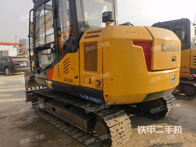 駕駛室頂部(整機(jī)外觀) 駕駛室頂部(整機(jī)外觀)