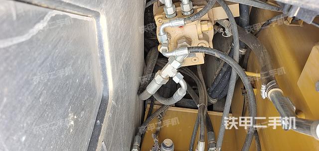 回转马达和主控阀（整机外观）