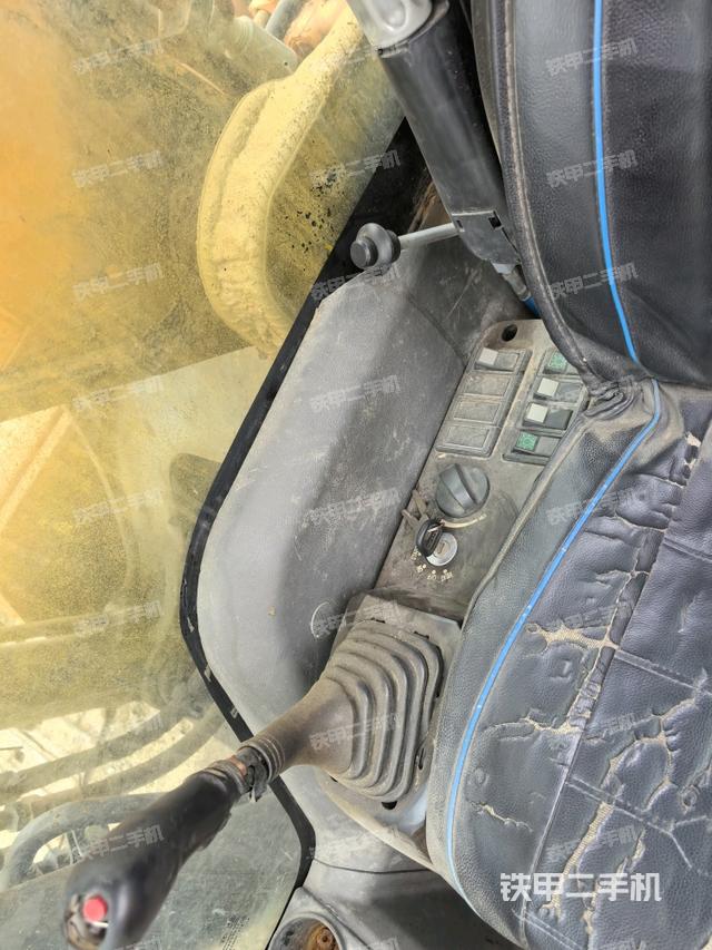 座椅右側(cè)控制臺(tái)/鑰匙門(mén)/油門(mén)/含右手柄（駕駛室部分）