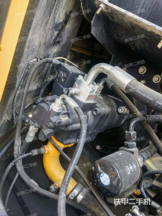 液壓泵艙室正面整體(整機(jī)外觀) 液壓泵艙室正面整體(整機(jī)外觀)