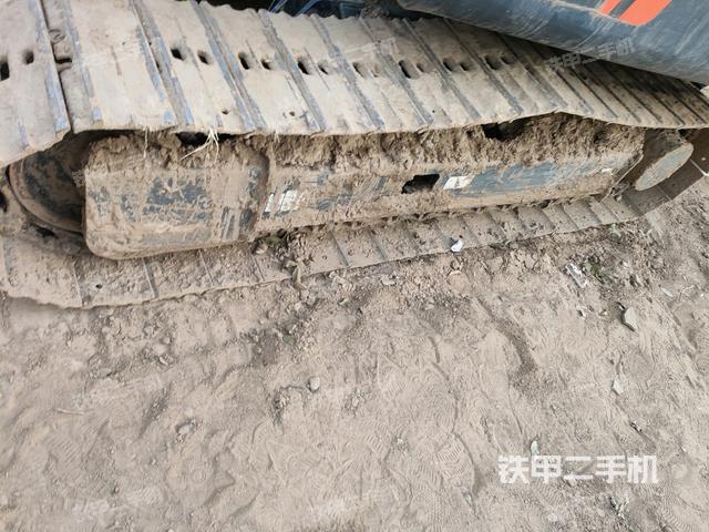單側(cè)履帶整體(整機(jī)外觀) 單側(cè)履帶整體(整機(jī)外觀)