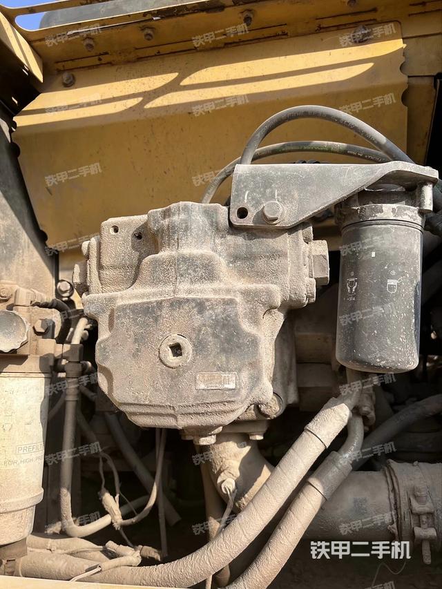 液壓泵艙室正面整體（整機外觀）