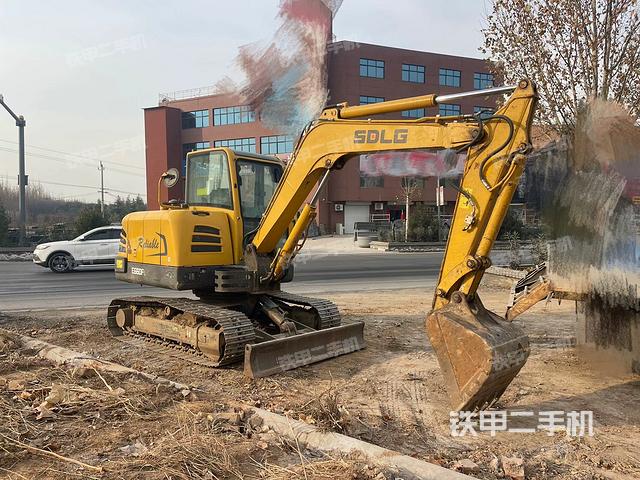 駕駛室頂部(整機(jī)外觀) 駕駛室頂部(整機(jī)外觀)