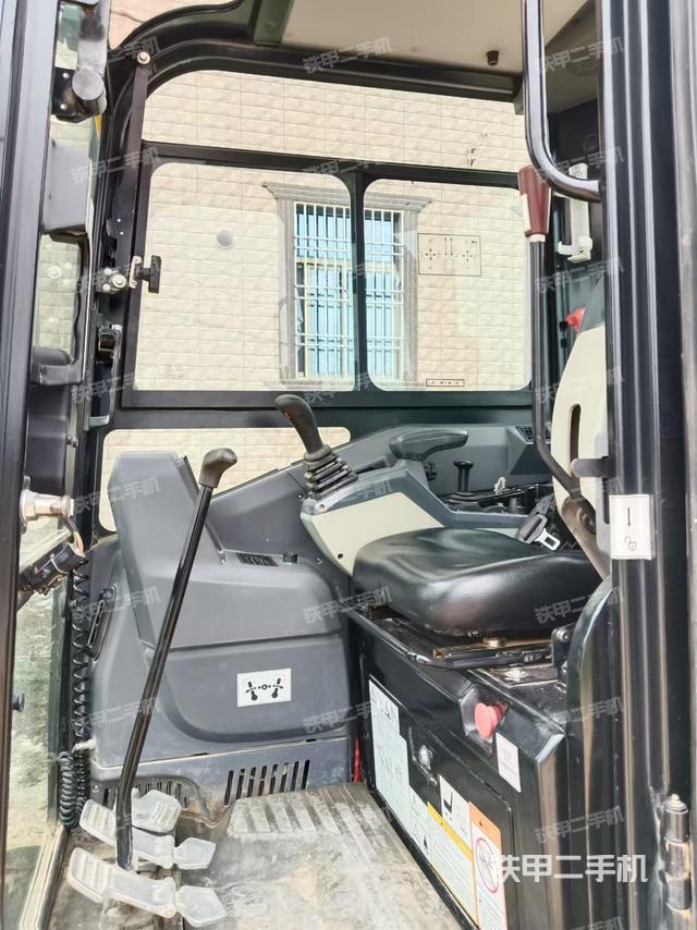 駕駛室整體(整機外觀) 駕駛室整體(整機外觀)