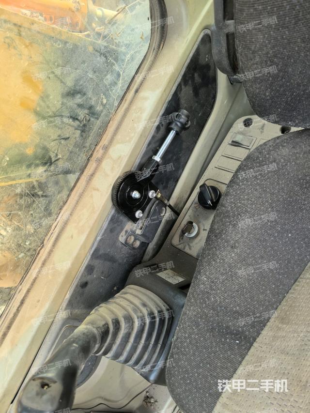 座椅右側(cè)控制臺(tái)/鑰匙門(mén)/油門(mén)/含右手柄（駕駛室部分）