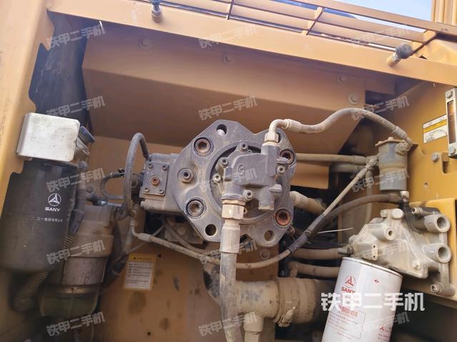 液壓泵艙室正面整體（整機(jī)外觀）