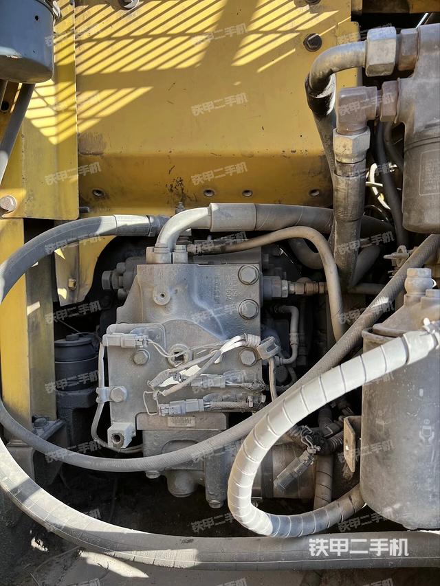 液壓泵艙室正面整體(整機外觀) 液壓泵艙室正面整體(整機外觀)