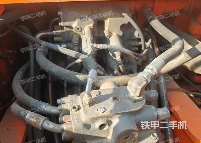 回轉(zhuǎn)馬達(dá)和主控閥(整機(jī)外觀) 回轉(zhuǎn)馬達(dá)和主控閥(整機(jī)外觀)