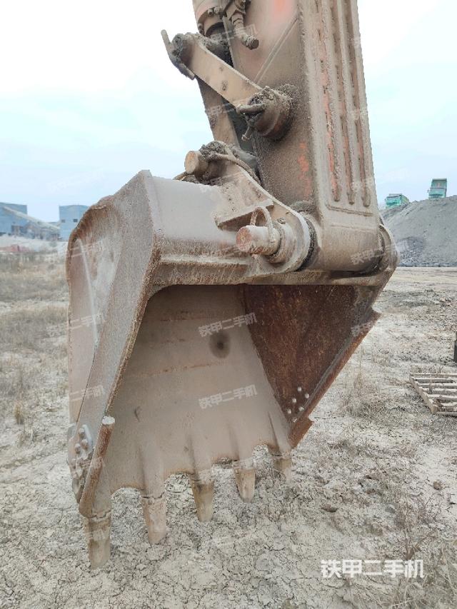 铲斗右后整体(工作和回转装置) 铲斗右后整体(工作和回转装置)