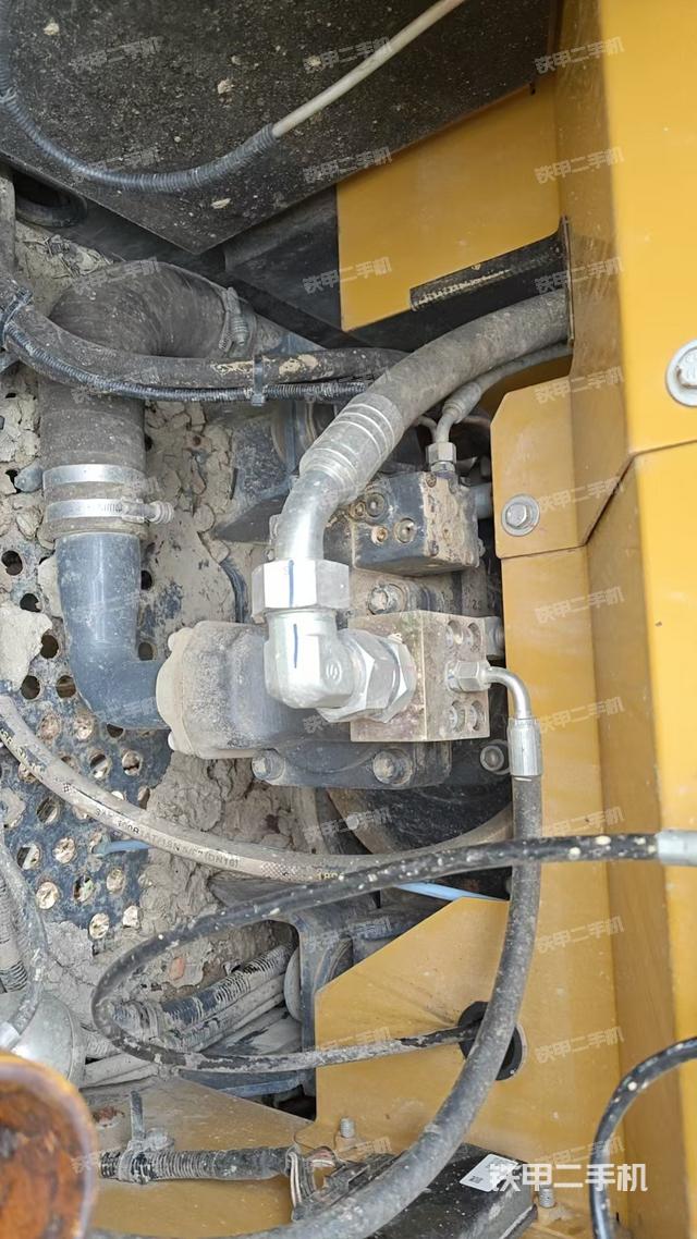 液壓泵艙室正面整體(整機(jī)外觀) 液壓泵艙室正面整體(整機(jī)外觀)