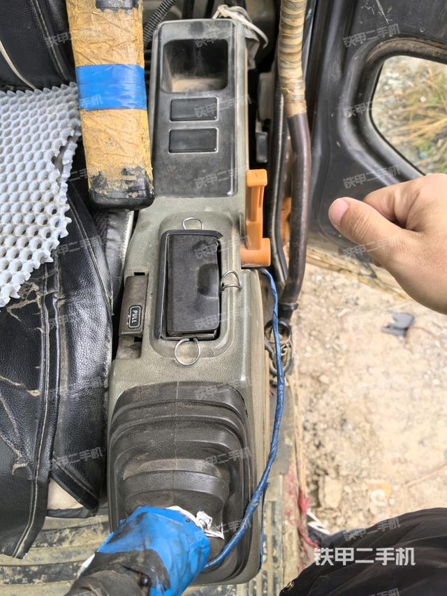 座椅左側(cè)控制臺(tái)/音響/含左手柄（駕駛室部分）