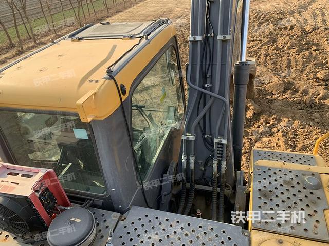 駕駛室頂部（整機外觀）