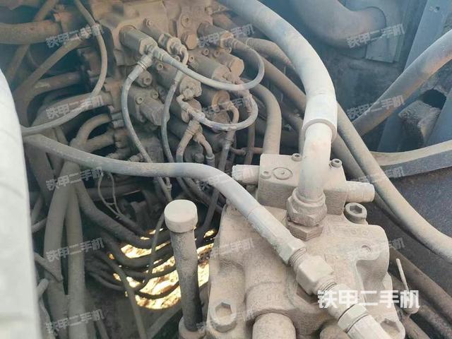 回轉(zhuǎn)馬達(dá)和主控閥（整機(jī)外觀）