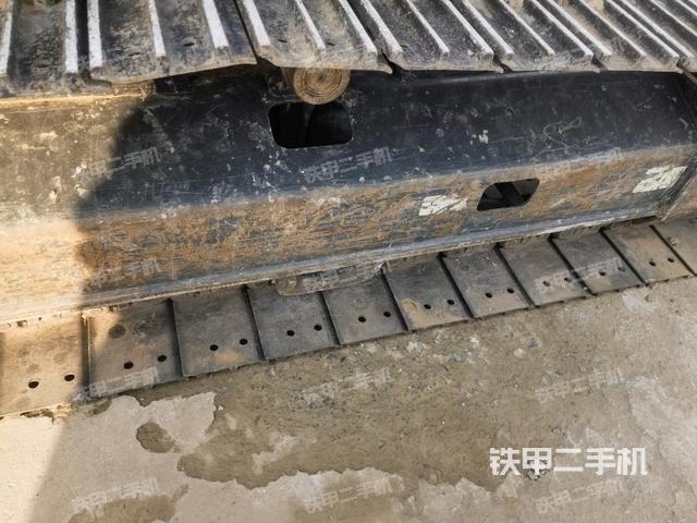 單側(cè)履帶整體(整機(jī)外觀) 單側(cè)履帶整體(整機(jī)外觀)