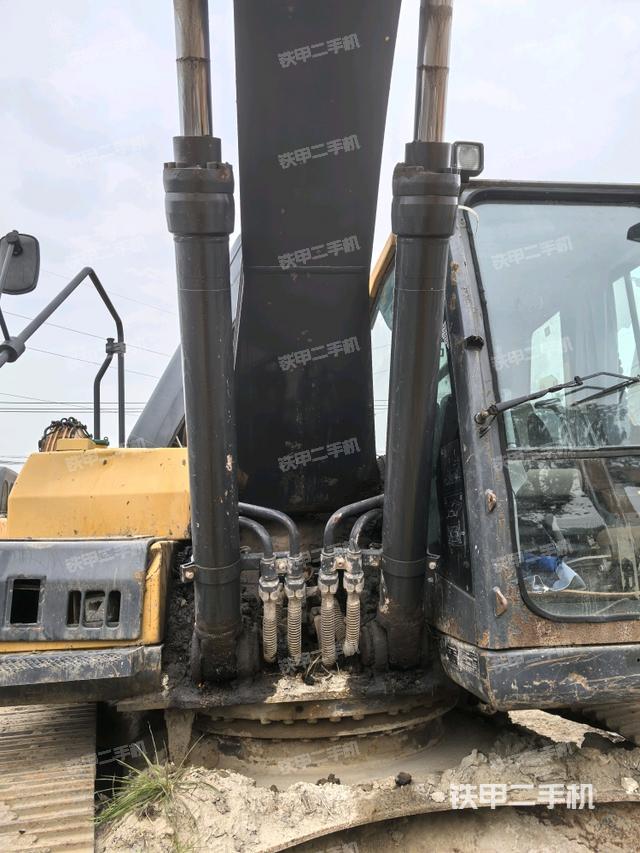 大臂油缸整體?豎拍（工作和回轉(zhuǎn)裝置）