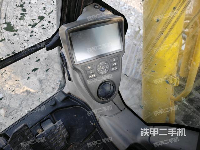 行走控制手柄和踏板?俯拍（駕駛室部分）