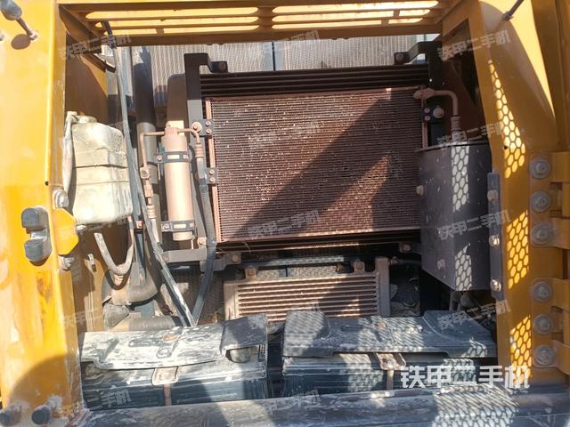 散熱器正面(大件艙室) 散熱器正面(大件艙室)