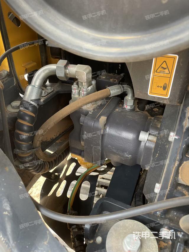 液压泵舱室正面整体（整机外观）