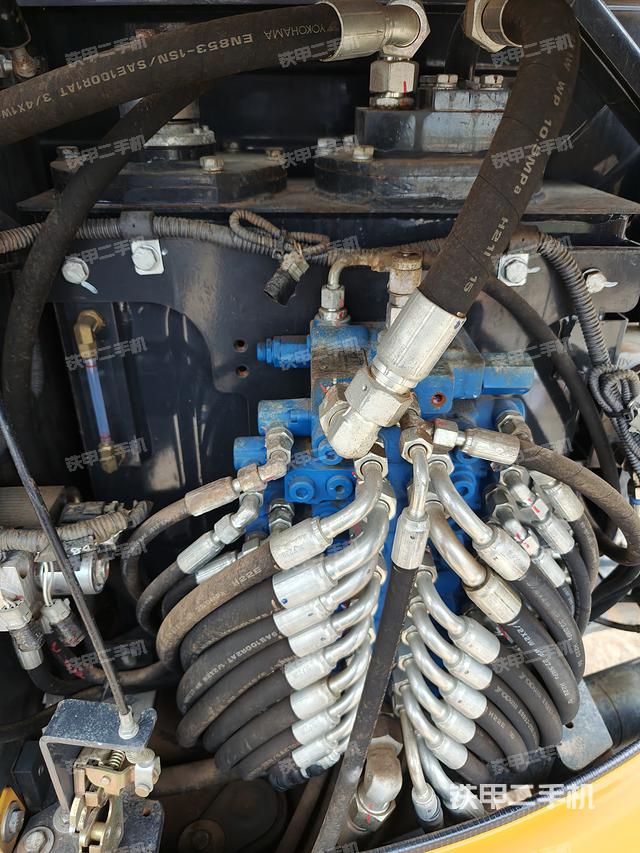 回转马达和主控阀（整机外观）