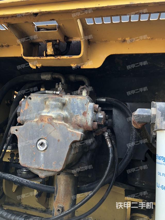 液压泵舱室正面整体（整机外观）