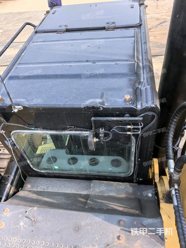 駕駛室頂部(整機(jī)外觀) 駕駛室頂部(整機(jī)外觀)