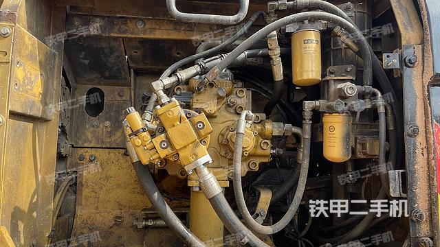 液压泵舱室正面整体（整机外观）