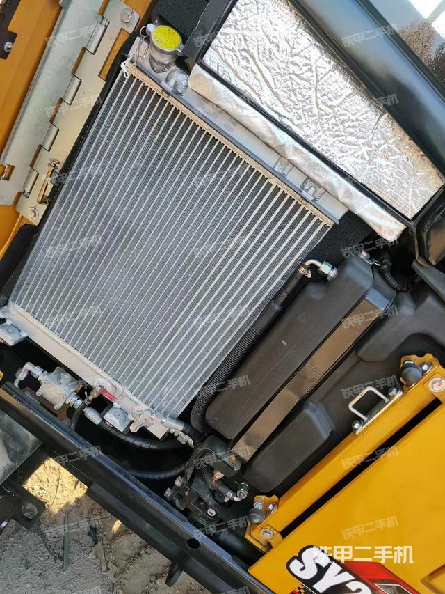 液壓泵艙室正面整體（整機外觀）