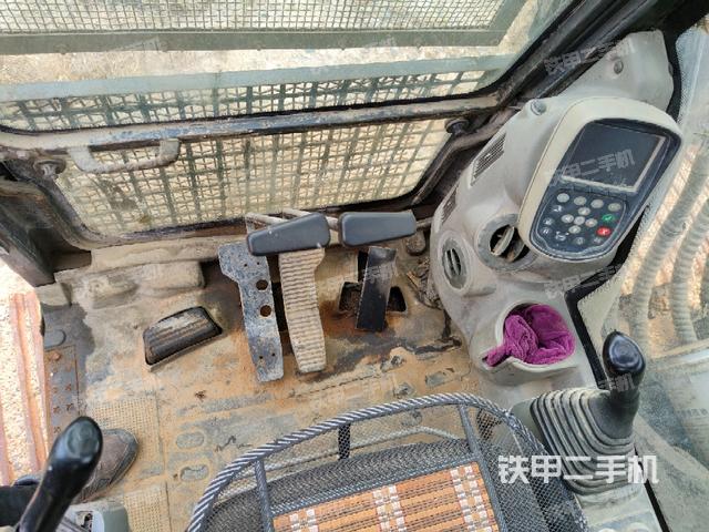 行走控制手柄和踏板?俯拍（駕駛室部分）