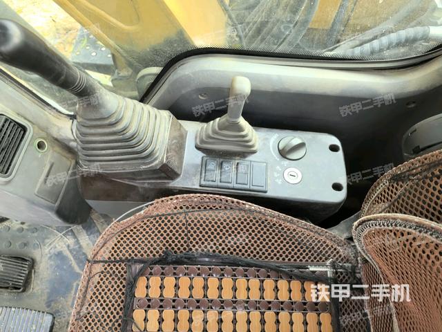 座椅右側(cè)控制臺/鑰匙門/油門/含右手柄(駕駛室部分) 座椅右側(cè)控制臺/鑰匙門/油門/含右手柄(駕駛室部分)