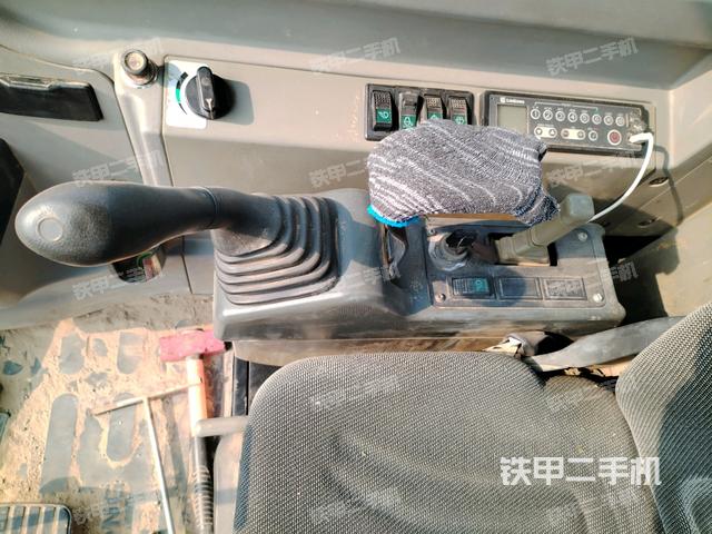 座椅右側(cè)控制臺/鑰匙門/油門/含右手柄(駕駛室部分) 座椅右側(cè)控制臺/鑰匙門/油門/含右手柄(駕駛室部分)