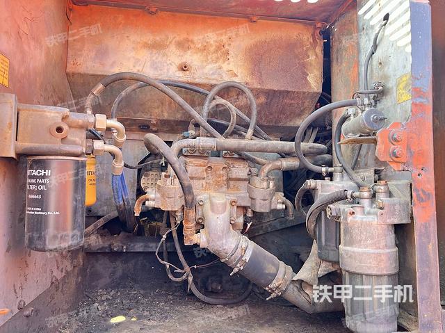 液壓泵艙室正面整體(整機(jī)外觀) 液壓泵艙室正面整體(整機(jī)外觀)