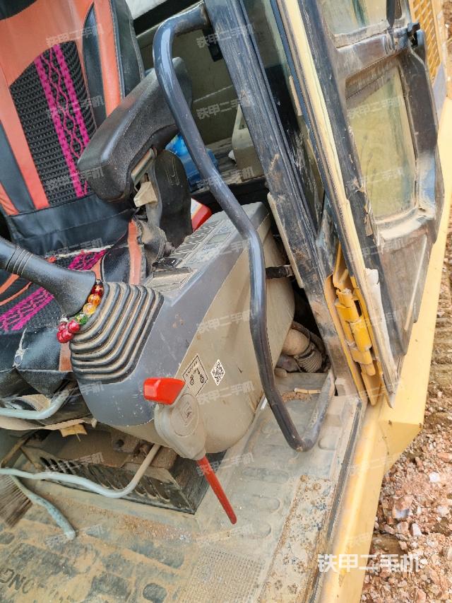 座椅左侧控制台/音响/含左手柄(驾驶室部分) 座椅左侧控制台/音响/含左手柄(驾驶室部分)