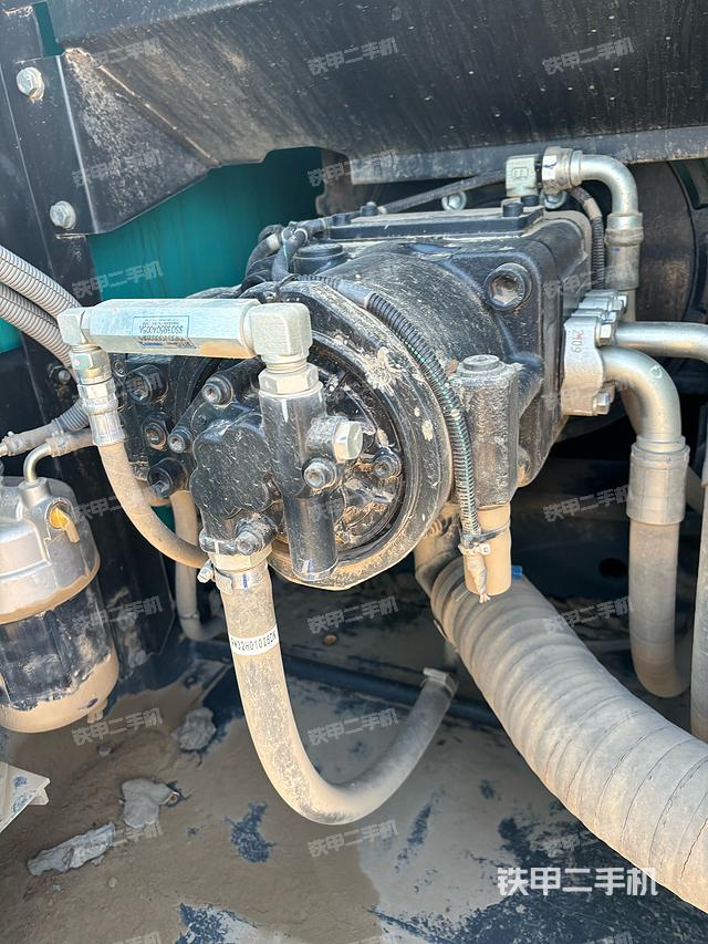 液壓泵艙室正面整體(整機(jī)外觀) 液壓泵艙室正面整體(整機(jī)外觀)