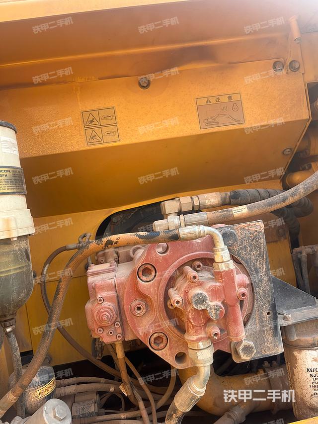 液壓泵艙室正面整體（整機外觀）