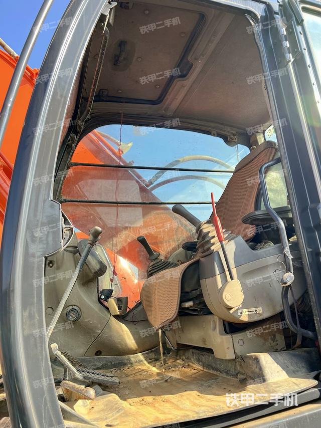 駕駛室整體(整機(jī)外觀) 駕駛室整體(整機(jī)外觀)