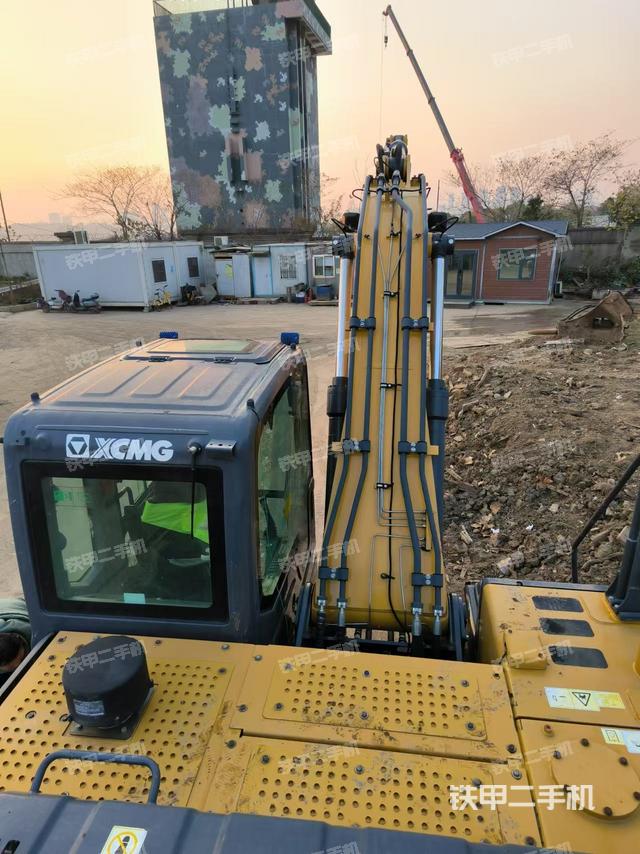 轉(zhuǎn)盤和下車架正前（工作和回轉(zhuǎn)裝置）