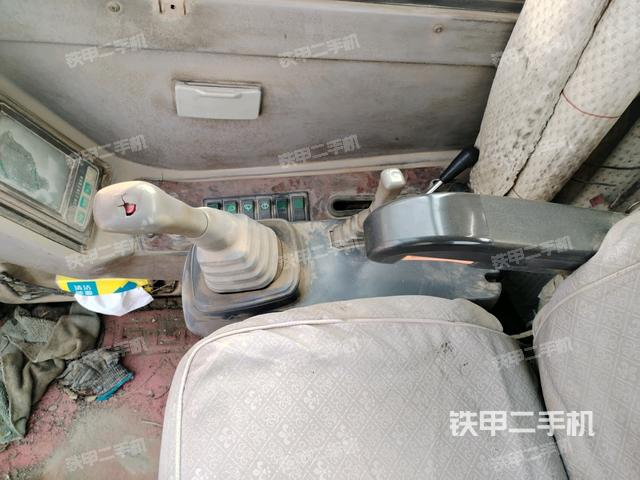 座椅右側(cè)控制臺(tái)/鑰匙門/油門/含右手柄（駕駛室部分）