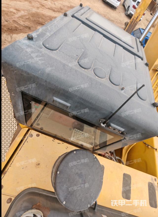 駕駛室頂部(整機(jī)外觀) 駕駛室頂部(整機(jī)外觀)