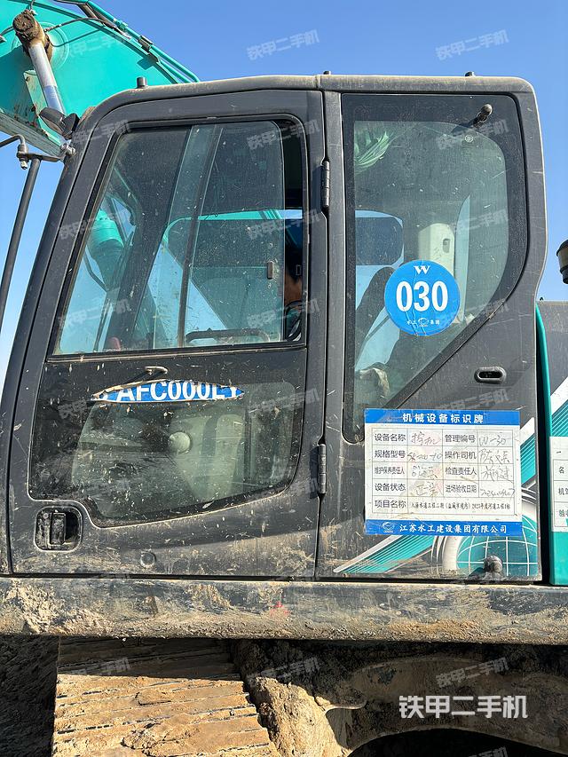 駕駛室整體(整機(jī)外觀) 駕駛室整體(整機(jī)外觀)