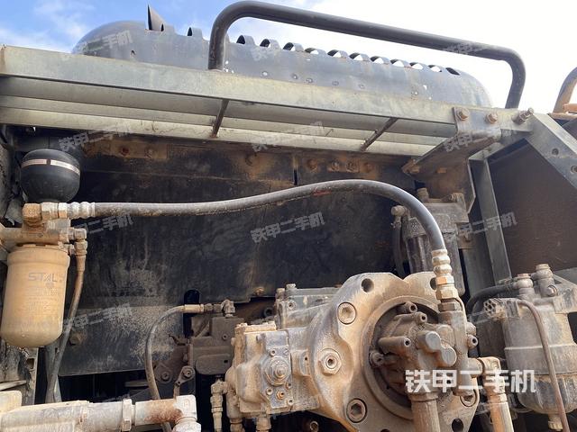 液压泵舱室正面整体（整机外观）