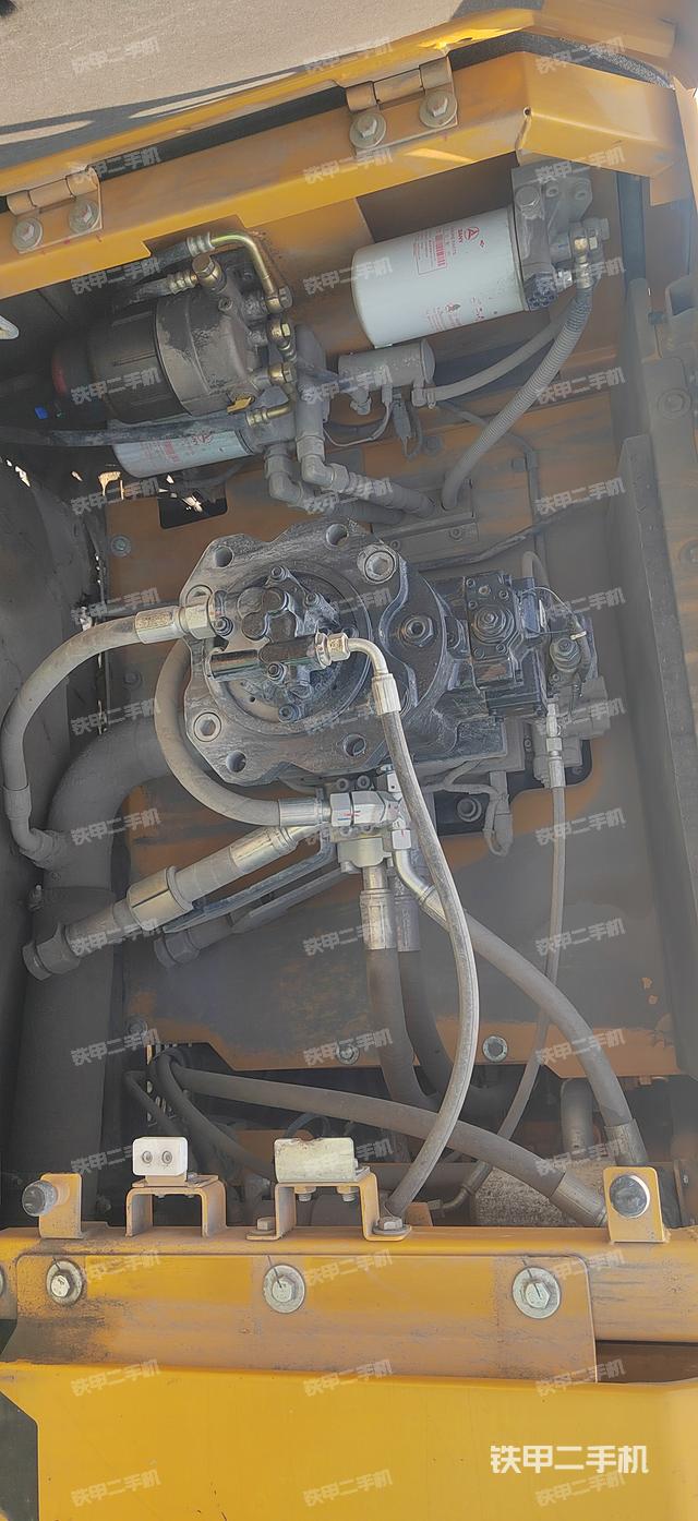 液压泵舱室正面整体（整机外观）