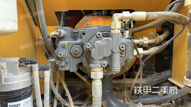 液壓泵艙室正面整體(整機外觀) 液壓泵艙室正面整體(整機外觀)