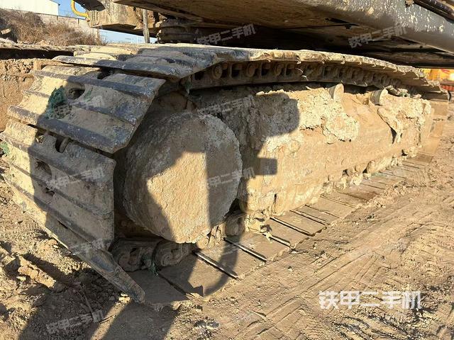 單側(cè)履帶整體(整機(jī)外觀) 單側(cè)履帶整體(整機(jī)外觀)