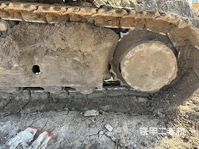 單側(cè)履帶整體(整機(jī)外觀) 單側(cè)履帶整體(整機(jī)外觀)