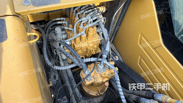 回转马达和主控阀（整机外观）