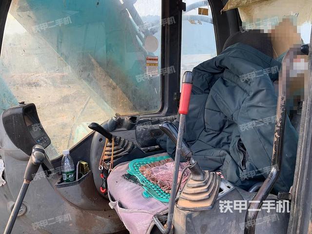 駕駛室整體(整機(jī)外觀) 駕駛室整體(整機(jī)外觀)