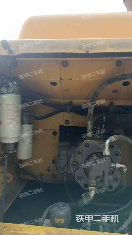 液壓泵艙室正面整體(整機外觀) 液壓泵艙室正面整體(整機外觀)