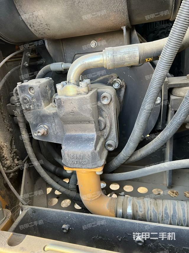 液壓泵艙室正面整體（整機(jī)外觀）