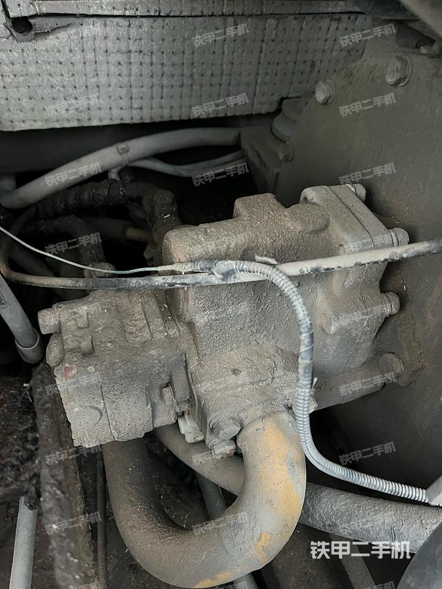 液压泵舱室正面整体（整机外观）